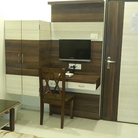 Hotel Crystal Вадодара Екстериор снимка
