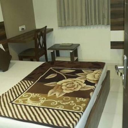 Hotel Crystal Вадодара Екстериор снимка